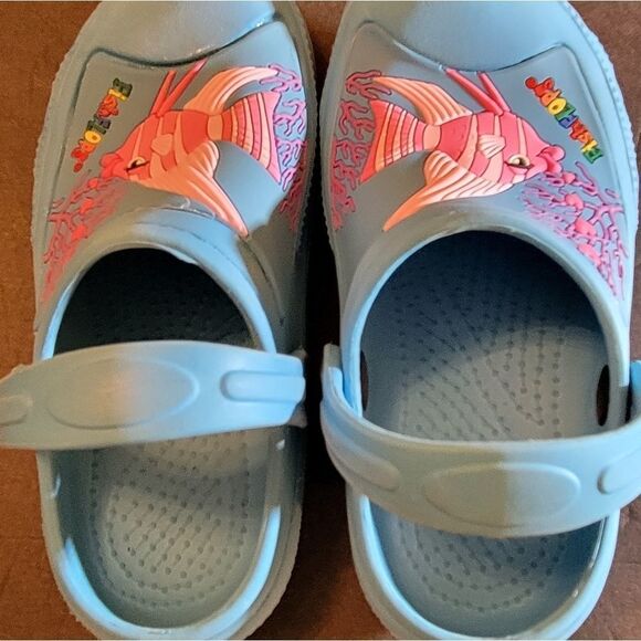 KIDS BLUE CROCS WITH PINK 🐟 🐠 - Picture 4 of 16